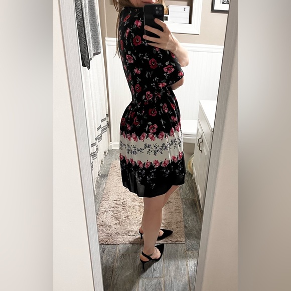 CeCe Elise Tie Neck Floral Dress
Size 12 - Picture 5 of 10